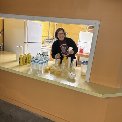 Jo Ellen with drinks