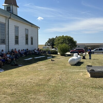 The crowd thoroughly enjoyed listening to Rusty's singing and ice cream treats